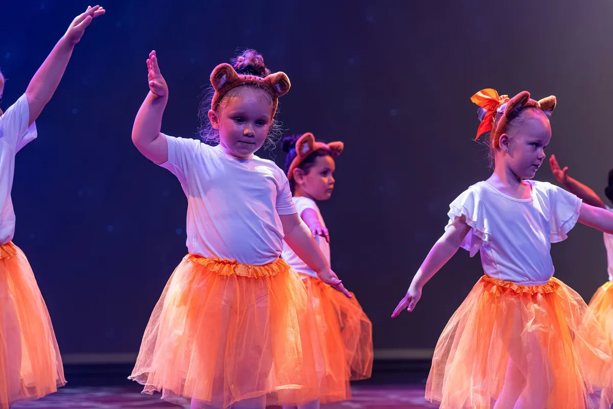 Leerlingen van Dansstudio Maaike dansen Kleuter Ballet 4+ tijdens de eindvoorstelling The Magic of Dance in het Zaantheater