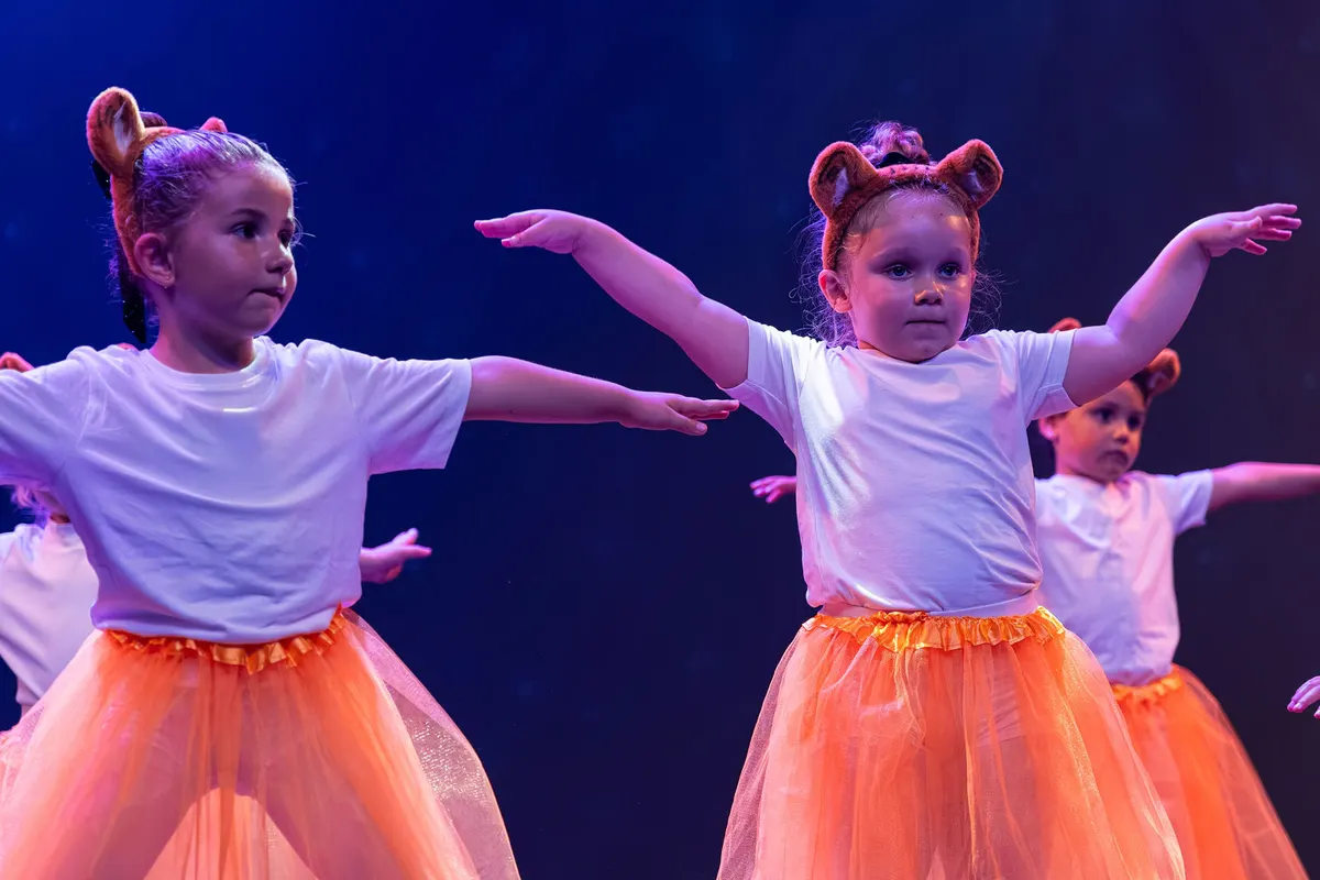 Leerlingen van Dansstudio Maaike dansen Kleuter Ballet 4+ tijdens de eindvoorstelling The Magic of Dance in het Zaantheater