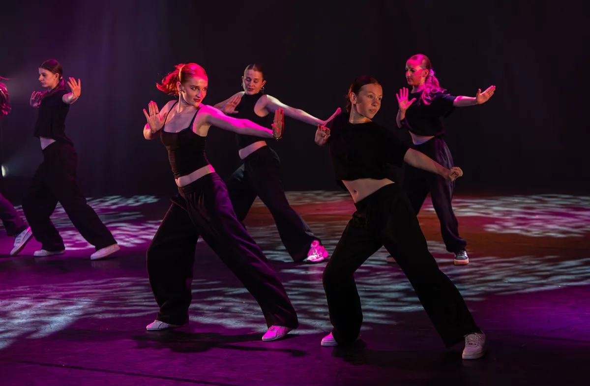 Leerlingen van Dansstudio Maaike dansen Dancehall Gezamenlijk tijdens de eindvoorstelling The Magic of Dance in het Zaantheater