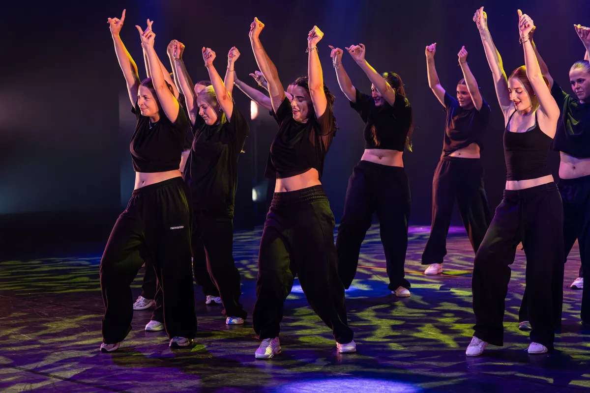 Leerlingen van Dansstudio Maaike dansen Dancehall Gezamenlijk tijdens de eindvoorstelling The Magic of Dance in het Zaantheater