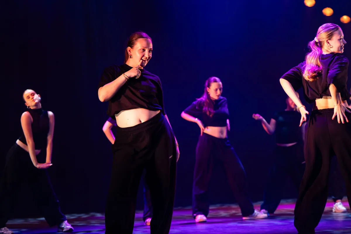 Leerlingen van Dansstudio Maaike dansen Dancehall Gezamenlijk tijdens de eindvoorstelling The Magic of Dance in het Zaantheater