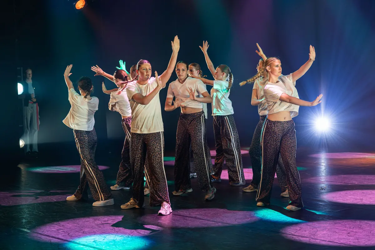 Leerlingen van Dansstudio Maaike dansen Dancemix 12+ tijdens de eindvoorstelling The Magic of Dance in het Zaantheater