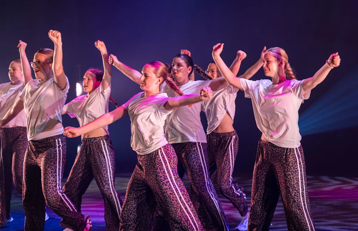 Leerlingen van Dansstudio Maaike dansen Dancemix 12+ tijdens de eindvoorstelling The Magic of Dance in het Zaantheater