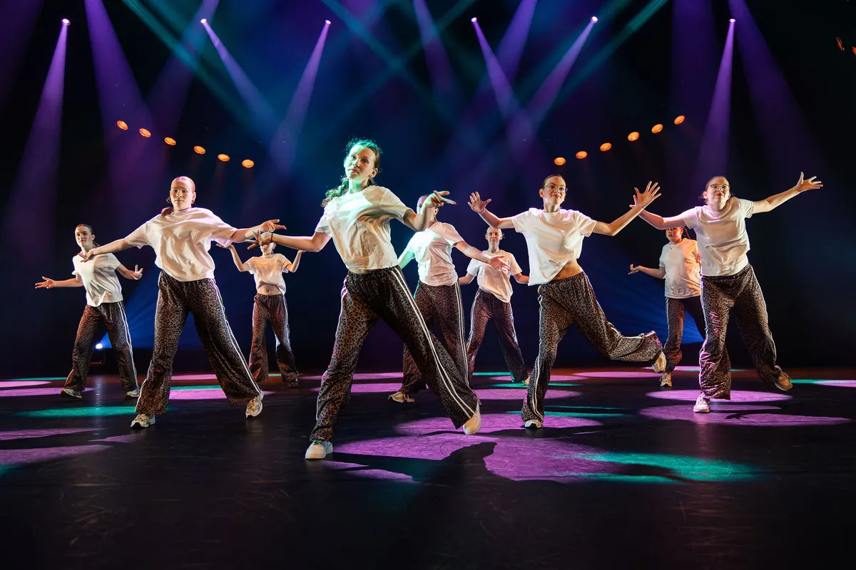 Leerlingen van Dansstudio Maaike dansen Dancemix 12+ tijdens de eindvoorstelling The Magic of Dance in het Zaantheater