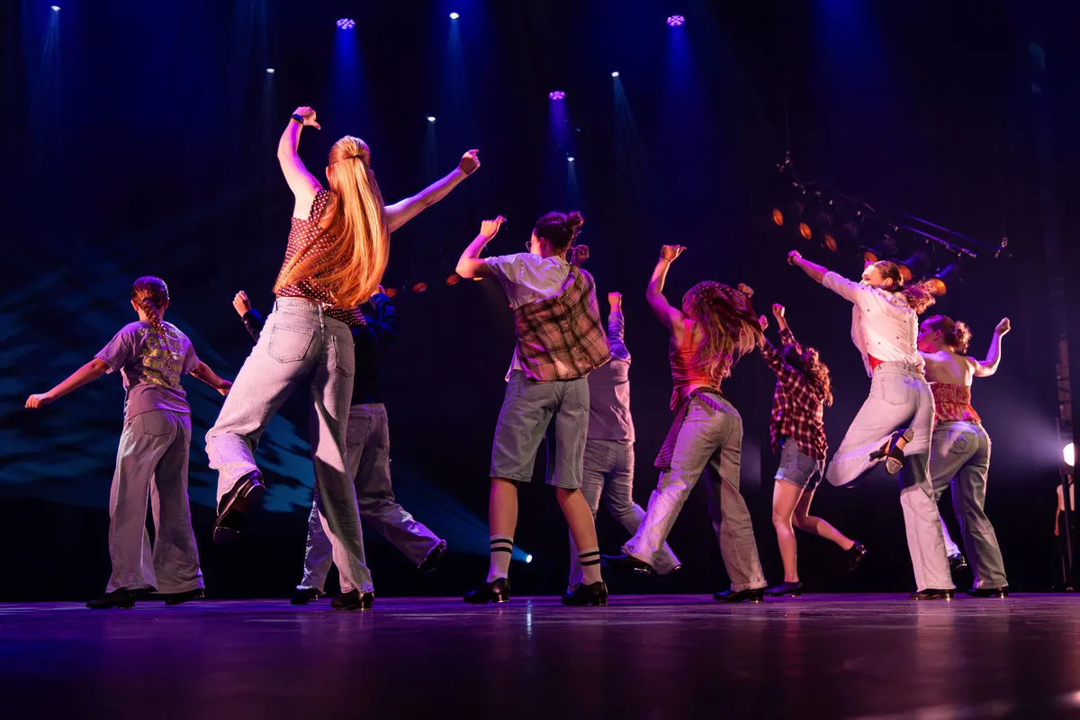 Leerlingen van Dansstudio Maaike dansen Tapdance gevorderd tijdens de eindvoorstelling The Magic of Dance in het Zaantheater