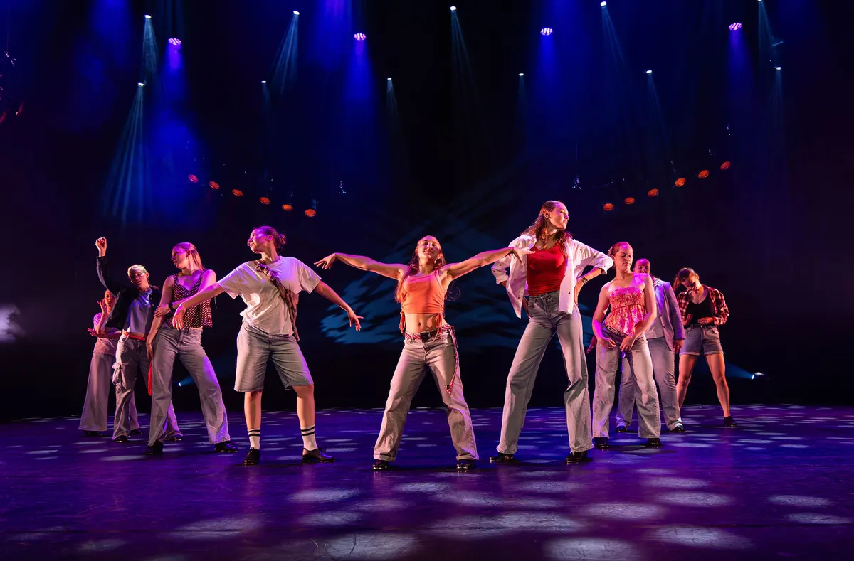 Leerlingen van Dansstudio Maaike dansen Tapdance gevorderd tijdens de eindvoorstelling The Magic of Dance in het Zaantheater
