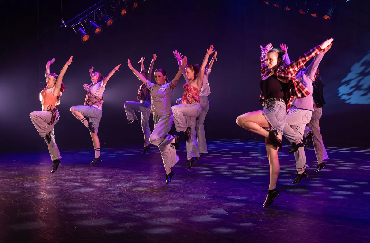 Leerlingen van Dansstudio Maaike dansen Tapdance gevorderd tijdens de eindvoorstelling The Magic of Dance in het Zaantheater