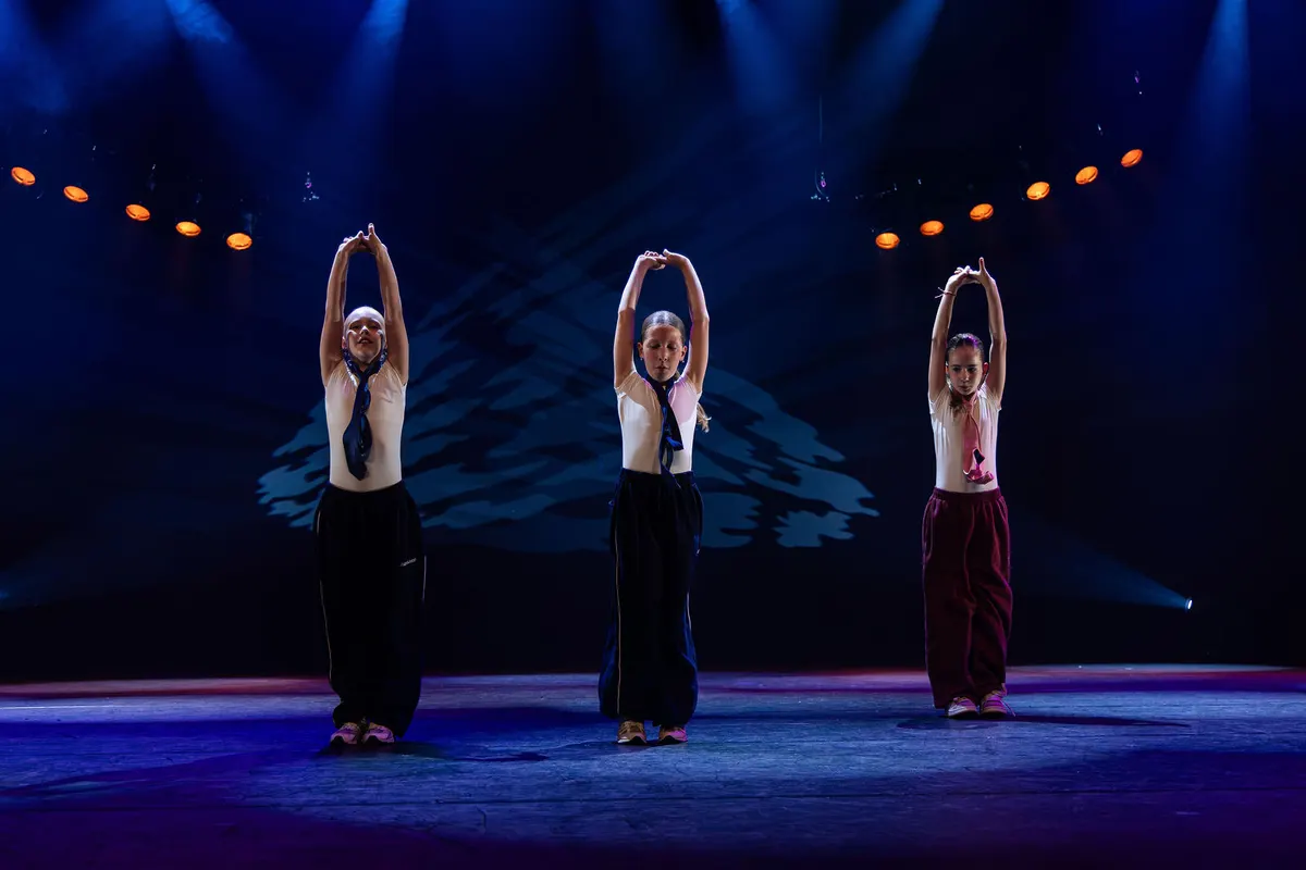 Leerlingen van Dansstudio Maaike dansen Maudy, Josephine & Zoe tijdens de eindvoorstelling The Magic of Dance in het Zaantheater