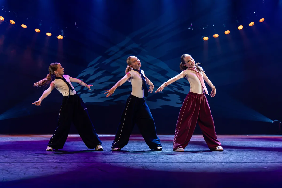 Leerlingen van Dansstudio Maaike dansen Maudy, Josephine & Zoe tijdens de eindvoorstelling The Magic of Dance in het Zaantheater