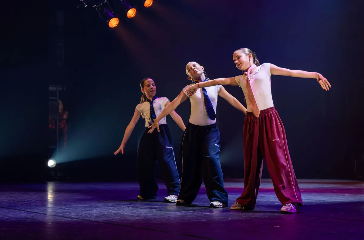 Leerlingen van Dansstudio Maaike dansen Maudy, Josephine & Zoe tijdens de eindvoorstelling The Magic of Dance in het Zaantheater