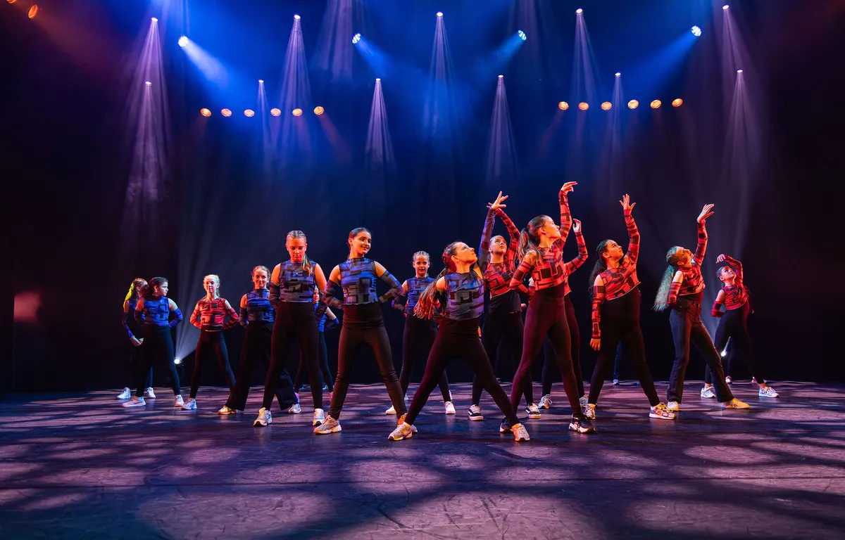 Leerlingen van Dansstudio Maaike dansen Dancemix 9-12 jaar tijdens de eindvoorstelling The Magic of Dance in het Zaantheater