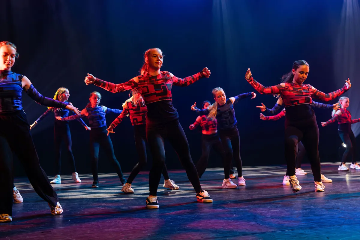 Leerlingen van Dansstudio Maaike dansen Dancemix 9-12 jaar tijdens de eindvoorstelling The Magic of Dance in het Zaantheater