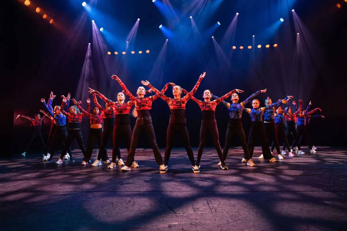 Leerlingen van Dansstudio Maaike dansen Dancemix 9-12 jaar tijdens de eindvoorstelling The Magic of Dance in het Zaantheater