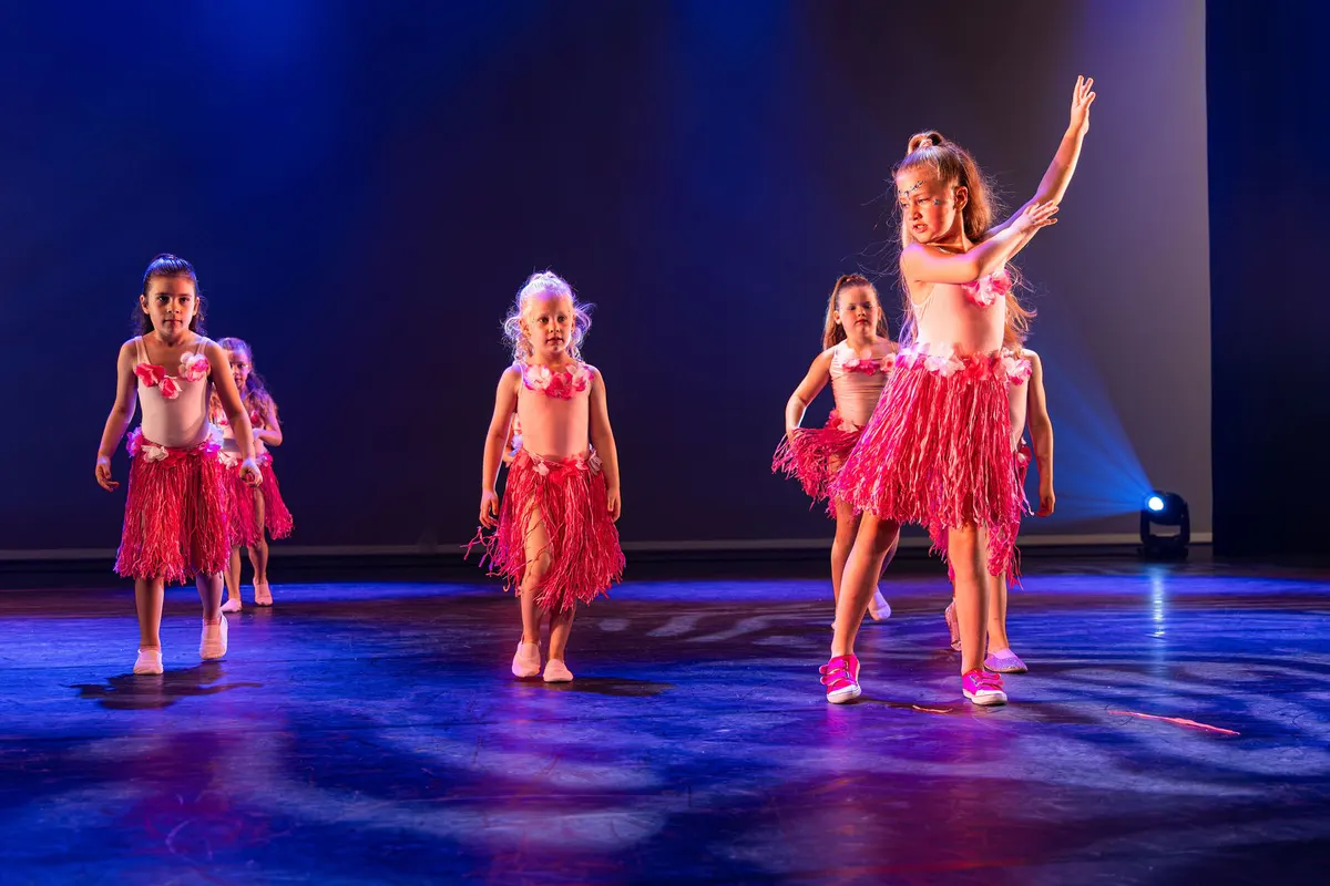 Leerlingen van Dansstudio Maaike dansen Kidsswing donderdag tijdens de eindvoorstelling The Magic of Dance in het Zaantheater