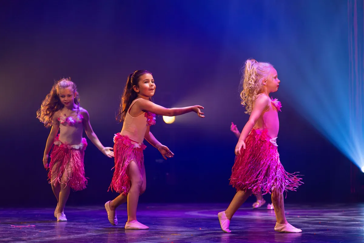 Leerlingen van Dansstudio Maaike dansen Kidsswing donderdag tijdens de eindvoorstelling The Magic of Dance in het Zaantheater