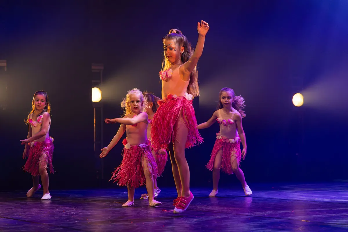 Leerlingen van Dansstudio Maaike dansen Kidsswing donderdag tijdens de eindvoorstelling The Magic of Dance in het Zaantheater