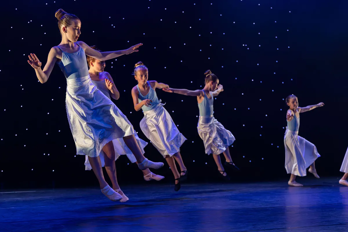 Leerlingen van Dansstudio Maaike dansen Klassiek Ballet 9-12 jaar tijdens de eindvoorstelling The Magic of Dance in het Zaantheater