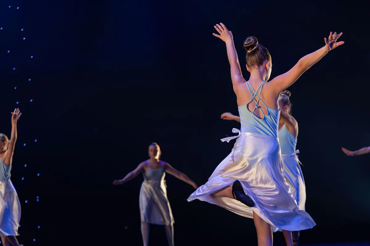 Leerlingen van Dansstudio Maaike dansen Klassiek Ballet 9-12 jaar tijdens de eindvoorstelling The Magic of Dance in het Zaantheater