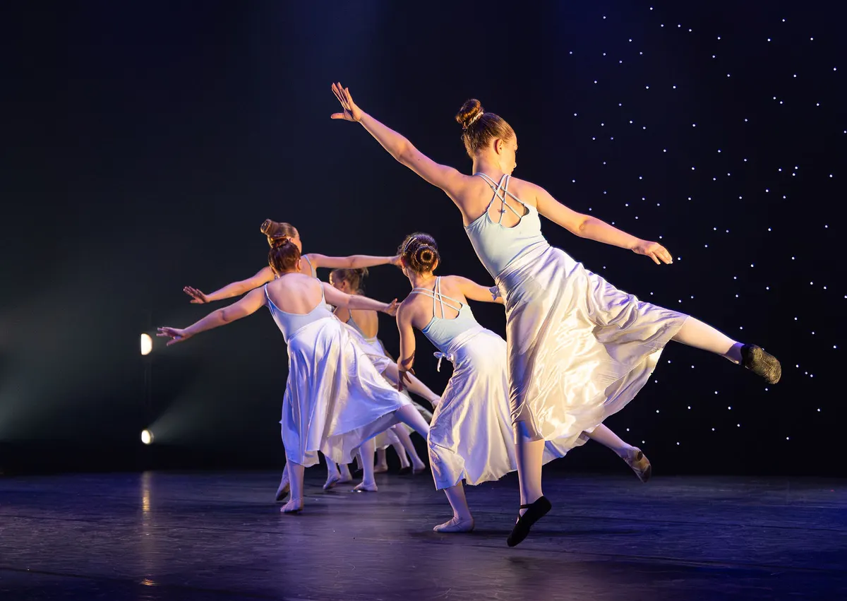 Leerlingen van Dansstudio Maaike dansen Klassiek Ballet 9-12 jaar tijdens de eindvoorstelling The Magic of Dance in het Zaantheater