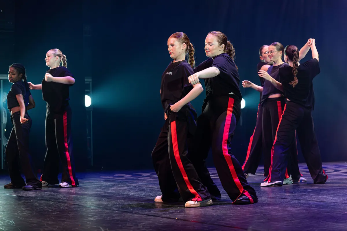 Leerlingen van Dansstudio Maaike dansen HipHop 12+ tijdens de eindvoorstelling The Magic of Dance in het Zaantheater
