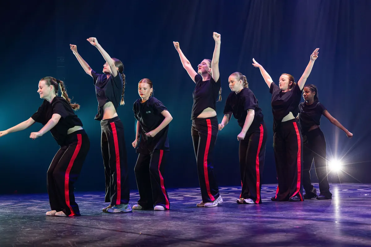 Leerlingen van Dansstudio Maaike dansen HipHop 12+ tijdens de eindvoorstelling The Magic of Dance in het Zaantheater