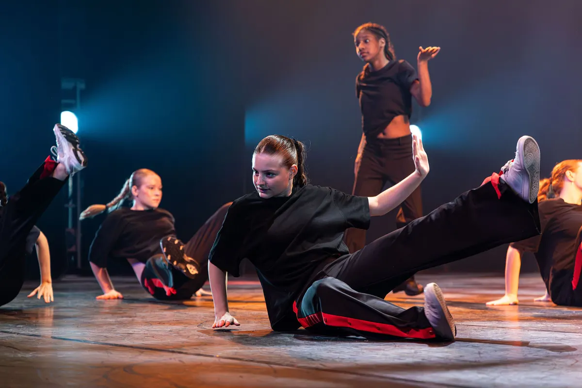 Leerlingen van Dansstudio Maaike dansen HipHop 12+ tijdens de eindvoorstelling The Magic of Dance in het Zaantheater