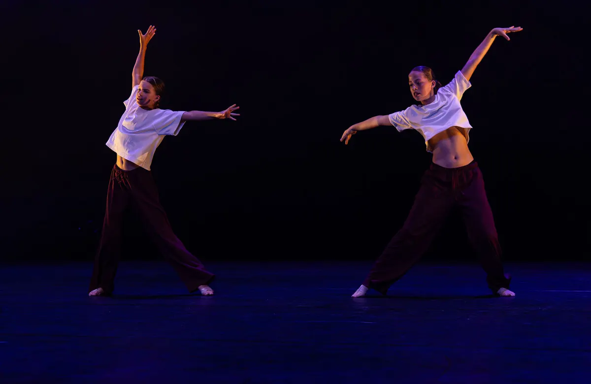 Leerlingen van Dansstudio Maaike dansen Duo Liese & Benthe tijdens de eindvoorstelling The Magic of Dance in het Zaantheater