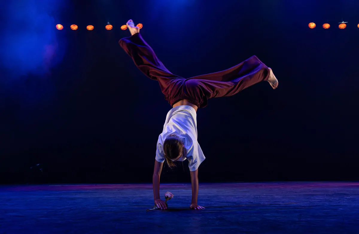 Leerlingen van Dansstudio Maaike dansen Duo Liese & Benthe tijdens de eindvoorstelling The Magic of Dance in het Zaantheater