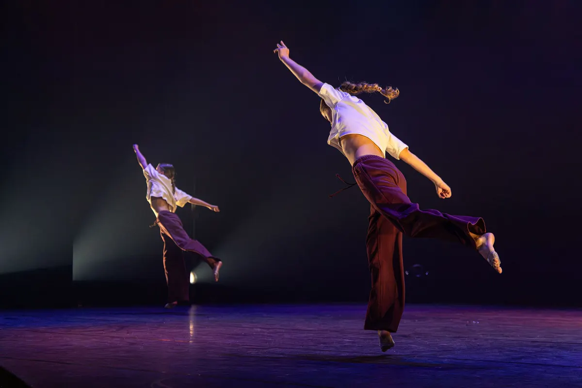 Leerlingen van Dansstudio Maaike dansen Duo Liese & Benthe tijdens de eindvoorstelling The Magic of Dance in het Zaantheater