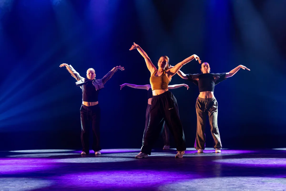Leerlingen van Dansstudio Maaike dansen Dancehall 16+ (groep 2) tijdens de eindvoorstelling The Magic of Dance in het Zaantheater