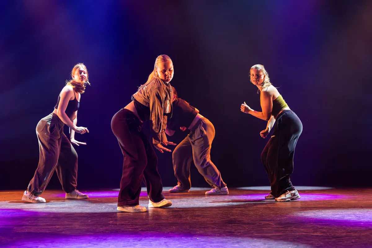 Leerlingen van Dansstudio Maaike dansen Dancehall 16+ (groep 2) tijdens de eindvoorstelling The Magic of Dance in het Zaantheater