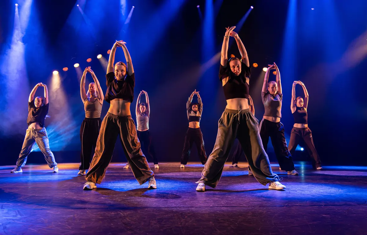 Leerlingen van Dansstudio Maaike dansen Dancehall 16+ (groep 2) tijdens de eindvoorstelling The Magic of Dance in het Zaantheater
