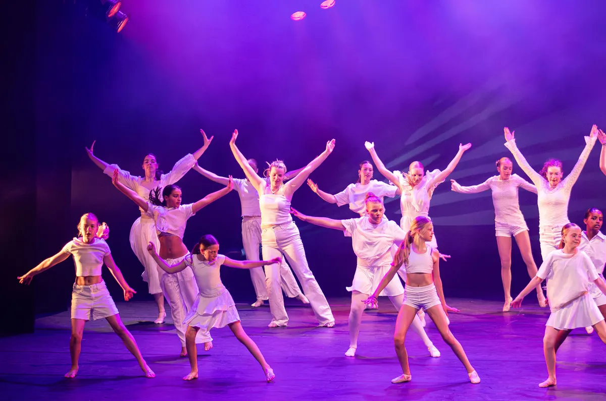 Leerlingen van Dansstudio Maaike dansen Gezamenlijke Dans Papa tijdens de eindvoorstelling The Magic of Dance in het Zaantheater