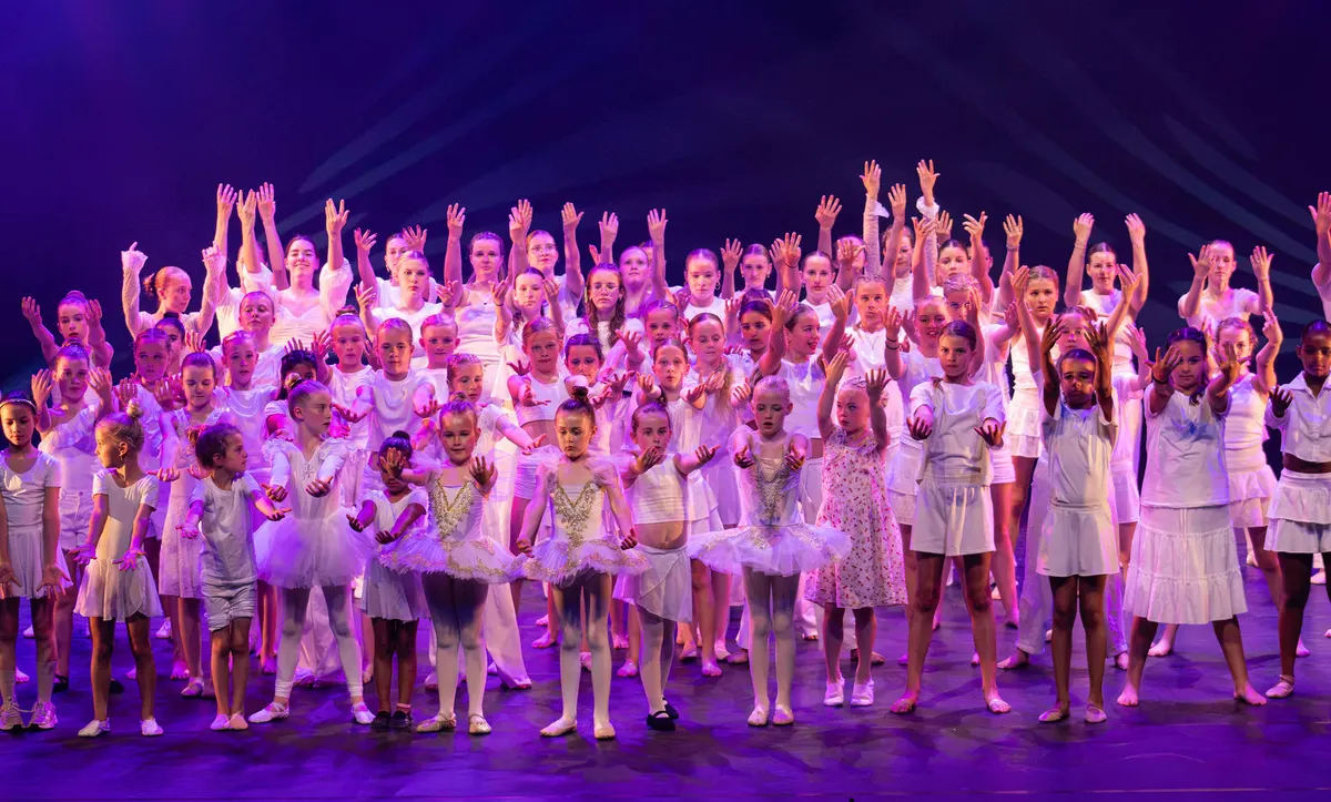 Leerlingen van Dansstudio Maaike dansen Gezamenlijke Dans Papa tijdens de eindvoorstelling The Magic of Dance in het Zaantheater