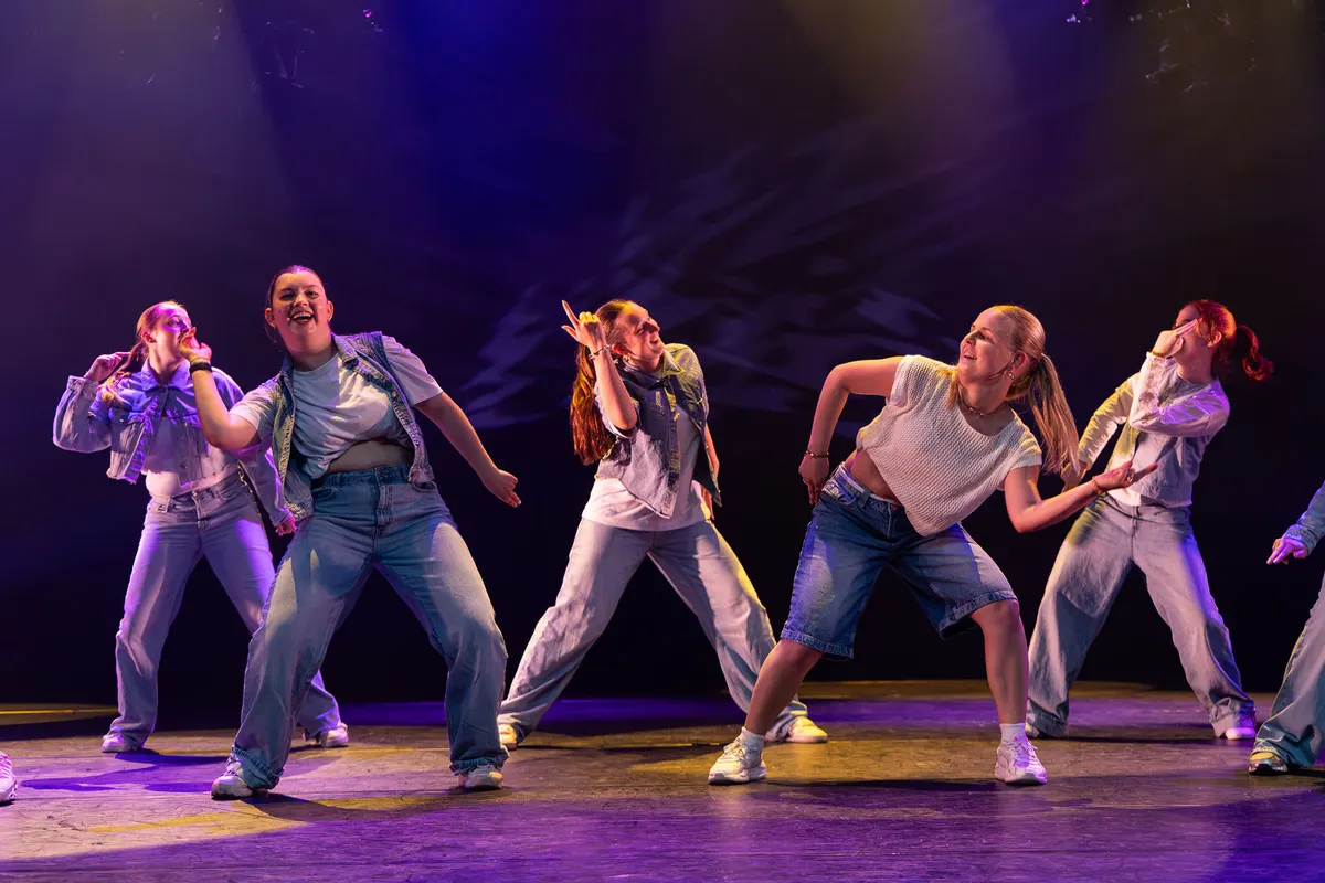 Leerlingen van Dansstudio Maaike dansen Demoteam groot tijdens de eindvoorstelling The Magic of Dance in het Zaantheater