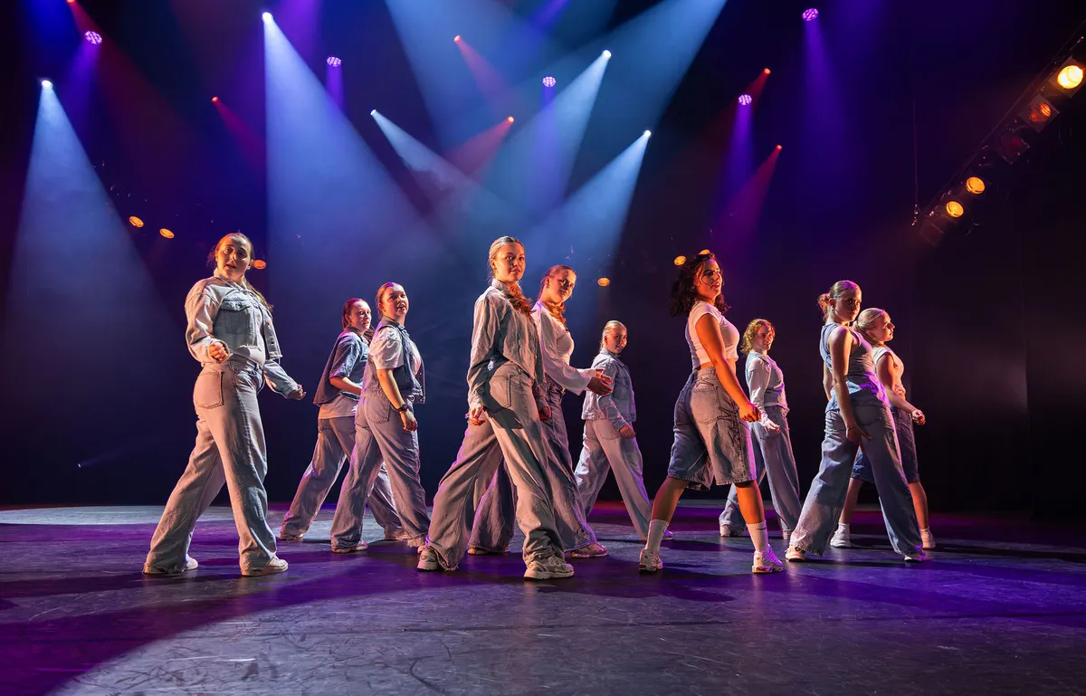Leerlingen van Dansstudio Maaike dansen Demoteam groot tijdens de eindvoorstelling The Magic of Dance in het Zaantheater