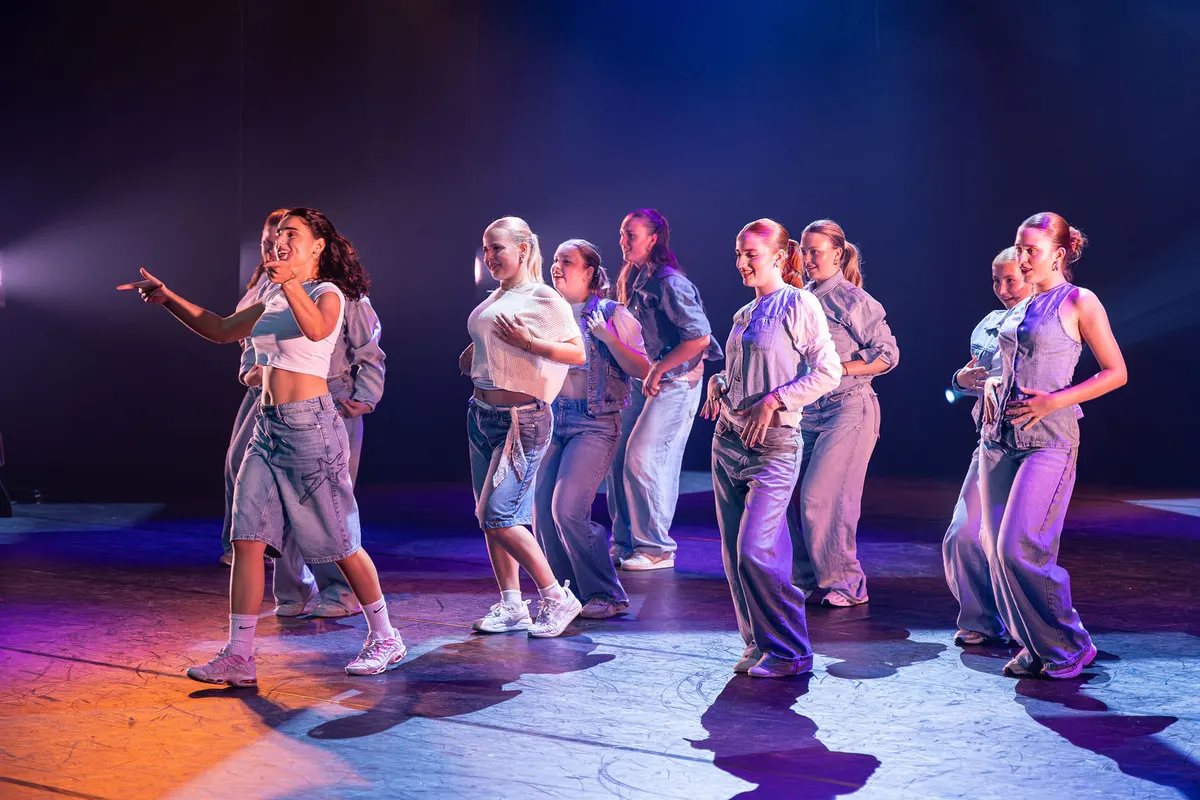 Leerlingen van Dansstudio Maaike dansen Demoteam groot tijdens de eindvoorstelling The Magic of Dance in het Zaantheater