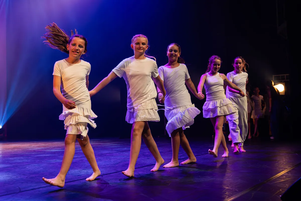 Leerlingen van Dansstudio Maaike dansen Buigen tijdens de eindvoorstelling The Magic of Dance in het Zaantheater