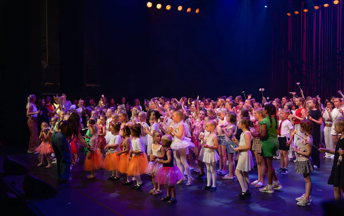 Leerlingen van Dansstudio Maaike dansen Buigen tijdens de eindvoorstelling The Magic of Dance in het Zaantheater