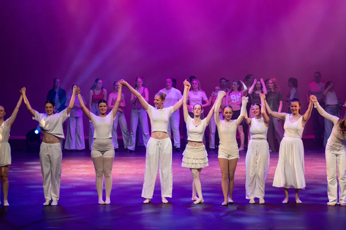 Leerlingen van Dansstudio Maaike dansen Buigen tijdens de eindvoorstelling The Magic of Dance in het Zaantheater