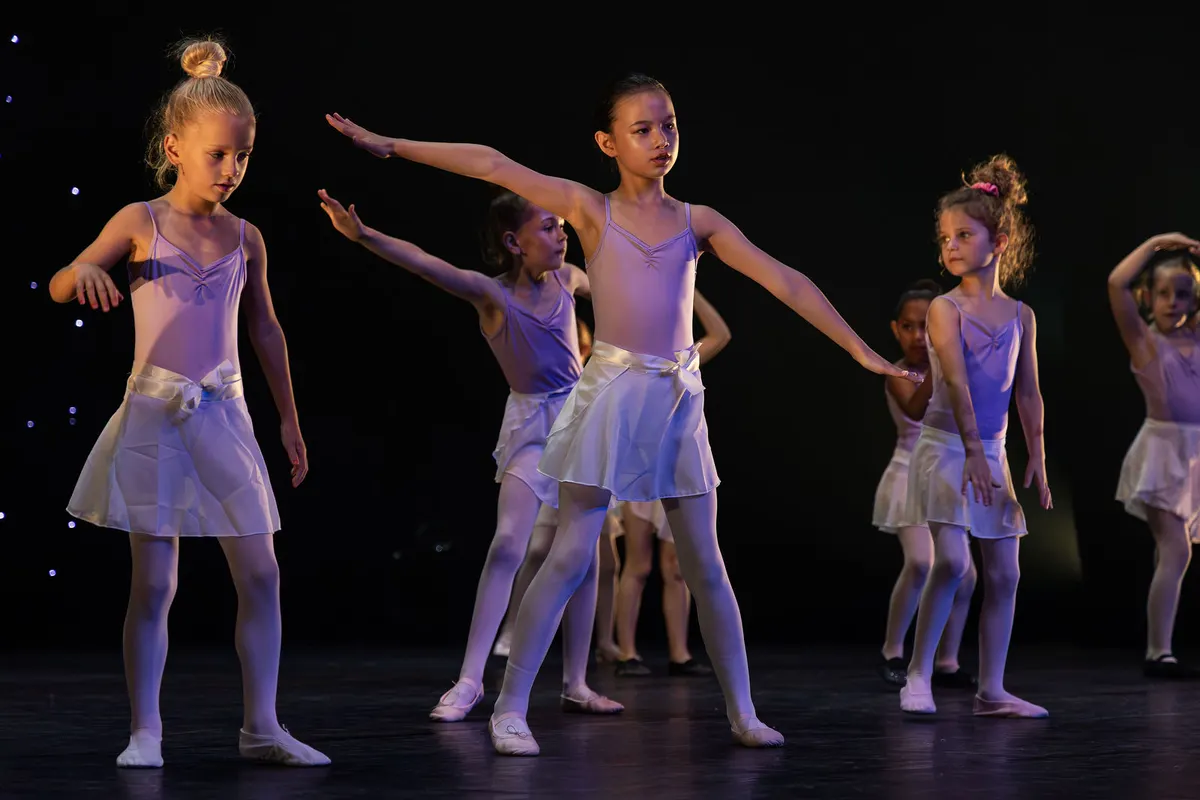 Leerlingen van Dansstudio Maaike dansen Klassiek Ballet 6-9 jaar tijdens de eindvoorstelling The Magic of Dance in het Zaantheater
