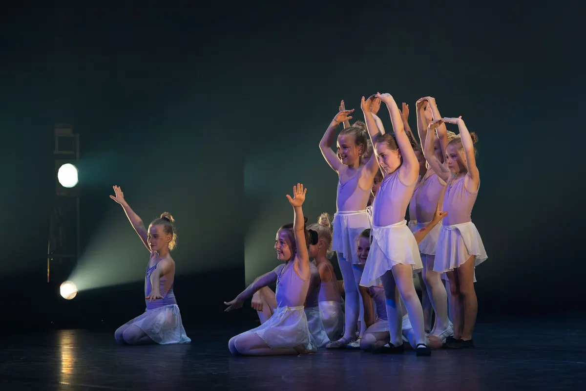 Leerlingen van Dansstudio Maaike dansen Klassiek Ballet 6-9 jaar tijdens de eindvoorstelling The Magic of Dance in het Zaantheater