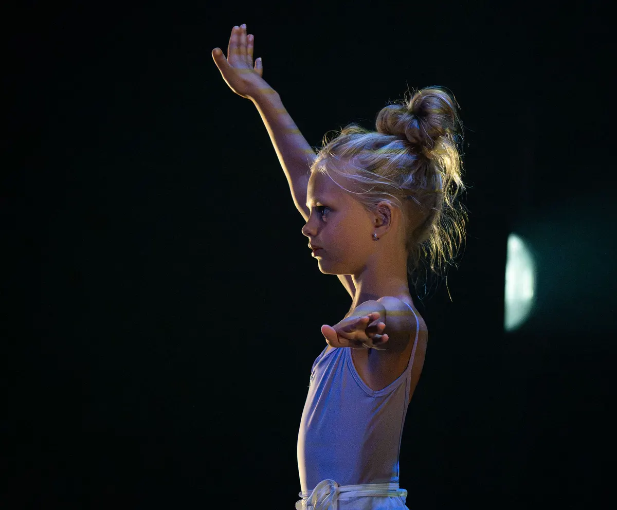 Leerlingen van Dansstudio Maaike dansen Klassiek Ballet 6-9 jaar tijdens de eindvoorstelling The Magic of Dance in het Zaantheater