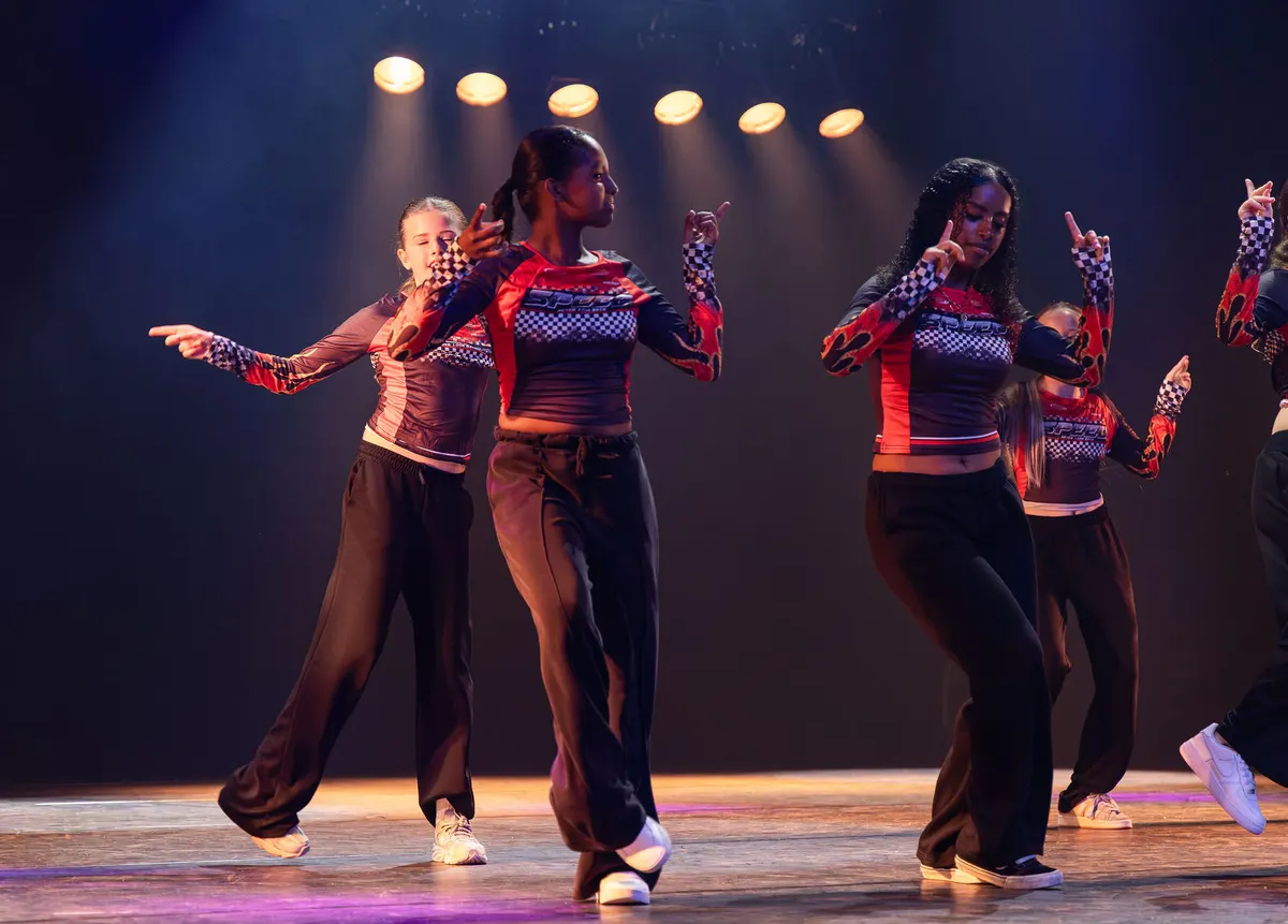 Leerlingen van Dansstudio Maaike dansen Dancehall Kids tijdens de eindvoorstelling The Magic of Dance in het Zaantheater