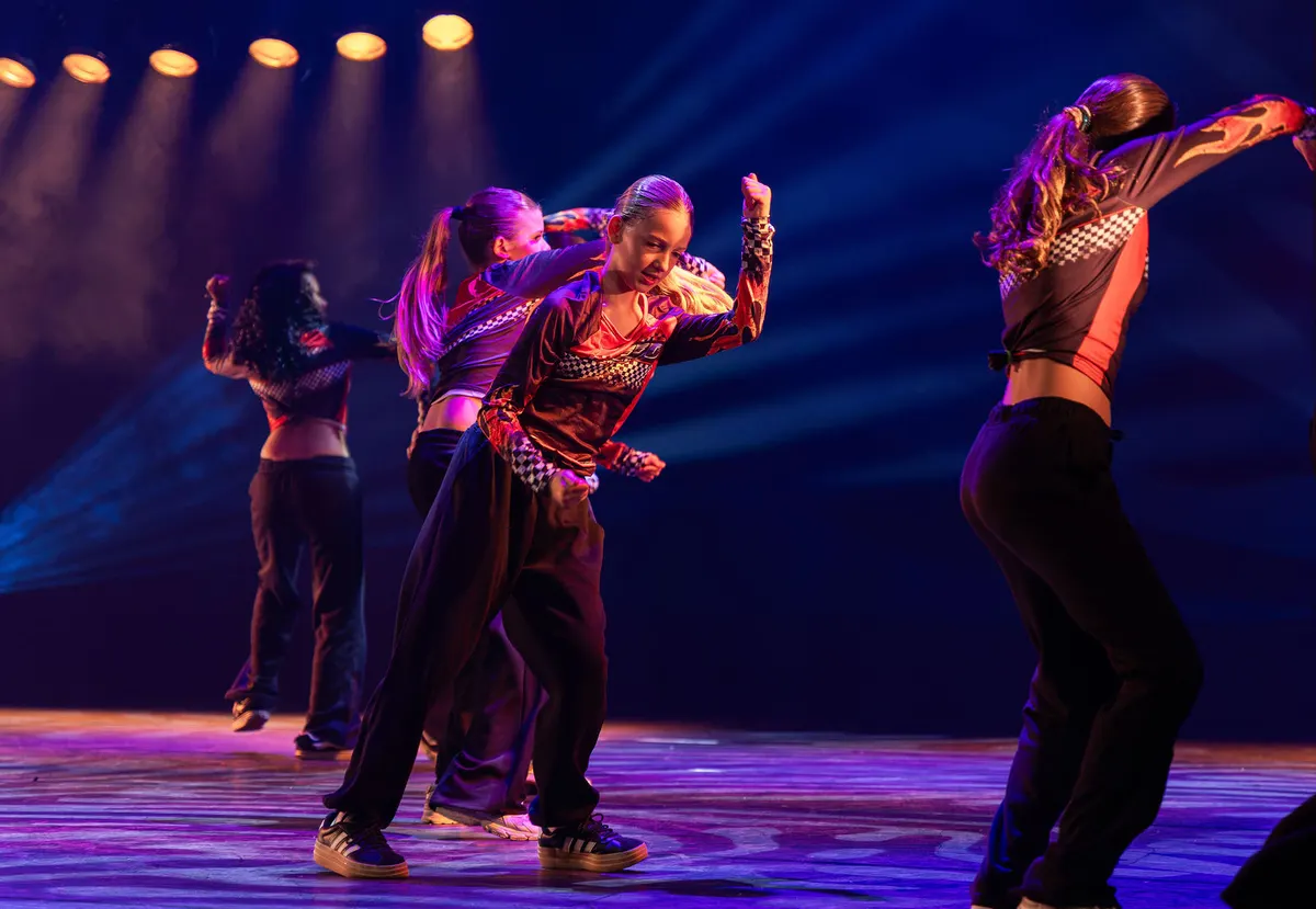Leerlingen van Dansstudio Maaike dansen Dancehall Kids tijdens de eindvoorstelling The Magic of Dance in het Zaantheater
