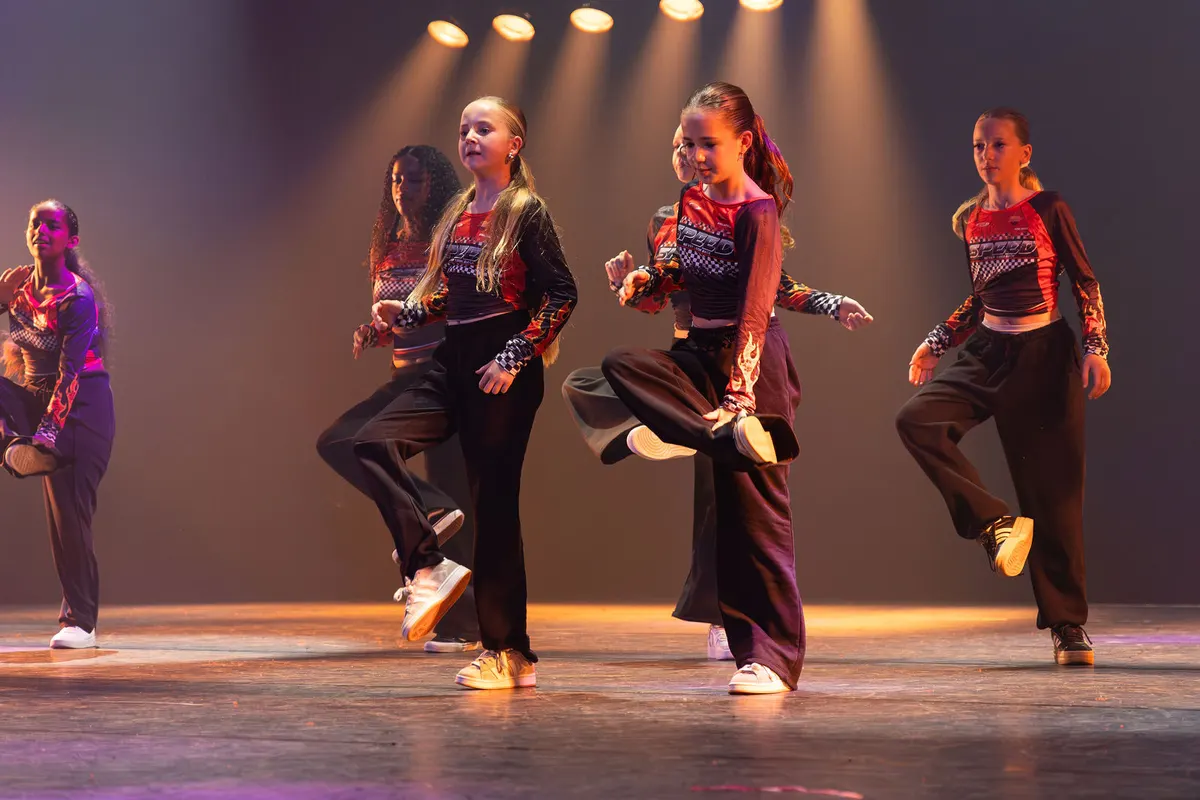 Leerlingen van Dansstudio Maaike dansen Dancehall Kids tijdens de eindvoorstelling The Magic of Dance in het Zaantheater