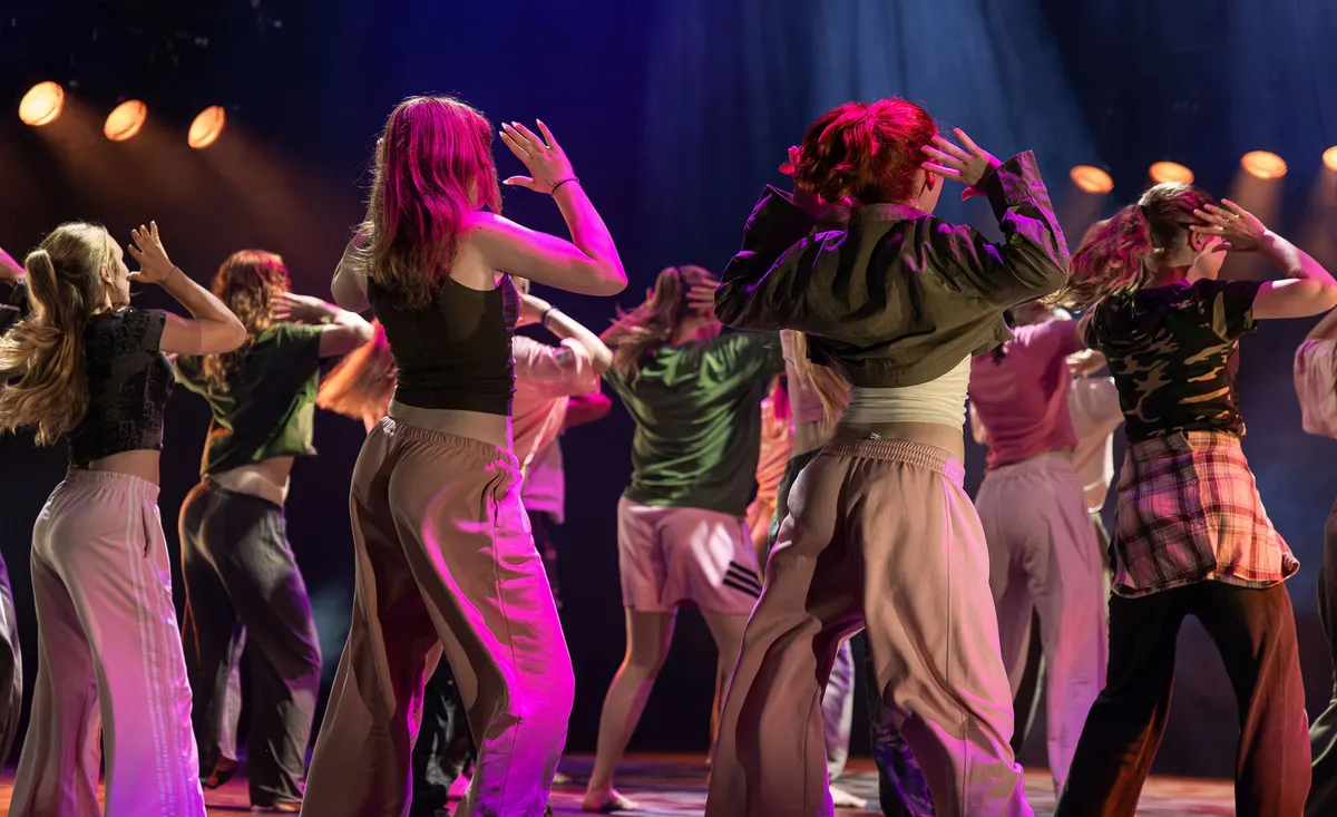 Leerlingen van Dansstudio Maaike dansen Commercial 15+ tijdens de eindvoorstelling The Magic of Dance in het Zaantheater