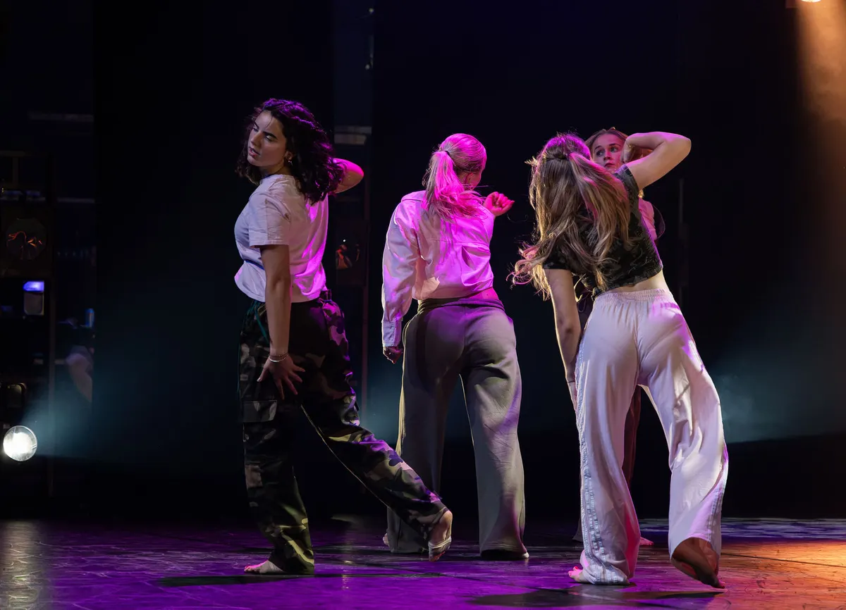 Leerlingen van Dansstudio Maaike dansen Commercial 15+ tijdens de eindvoorstelling The Magic of Dance in het Zaantheater