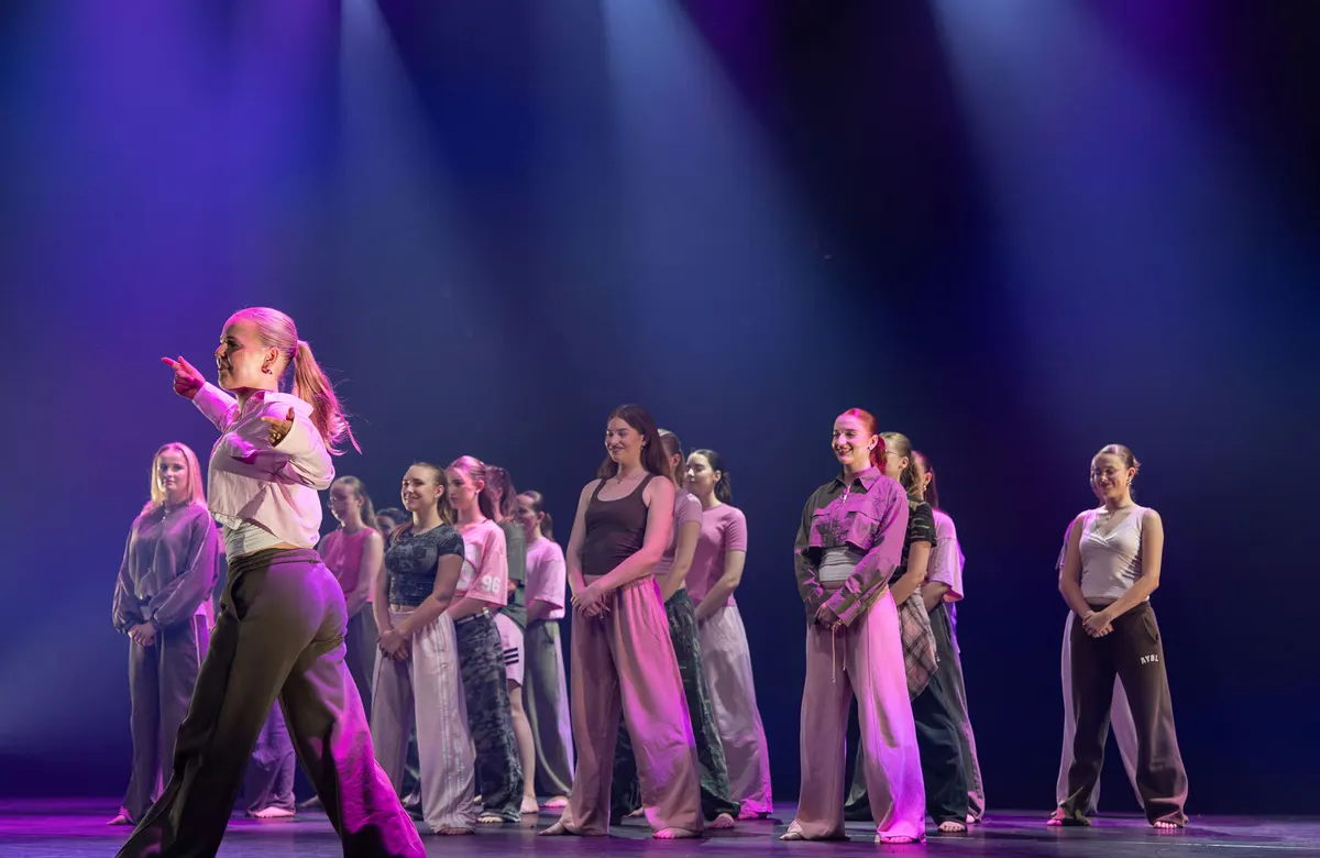 Leerlingen van Dansstudio Maaike dansen Commercial 15+ tijdens de eindvoorstelling The Magic of Dance in het Zaantheater