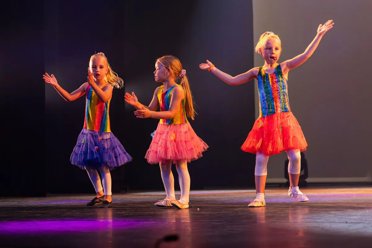 Leerlingen van Dansstudio Maaike dansen Kidsswing maandag tijdens de eindvoorstelling The Magic of Dance in het Zaantheater